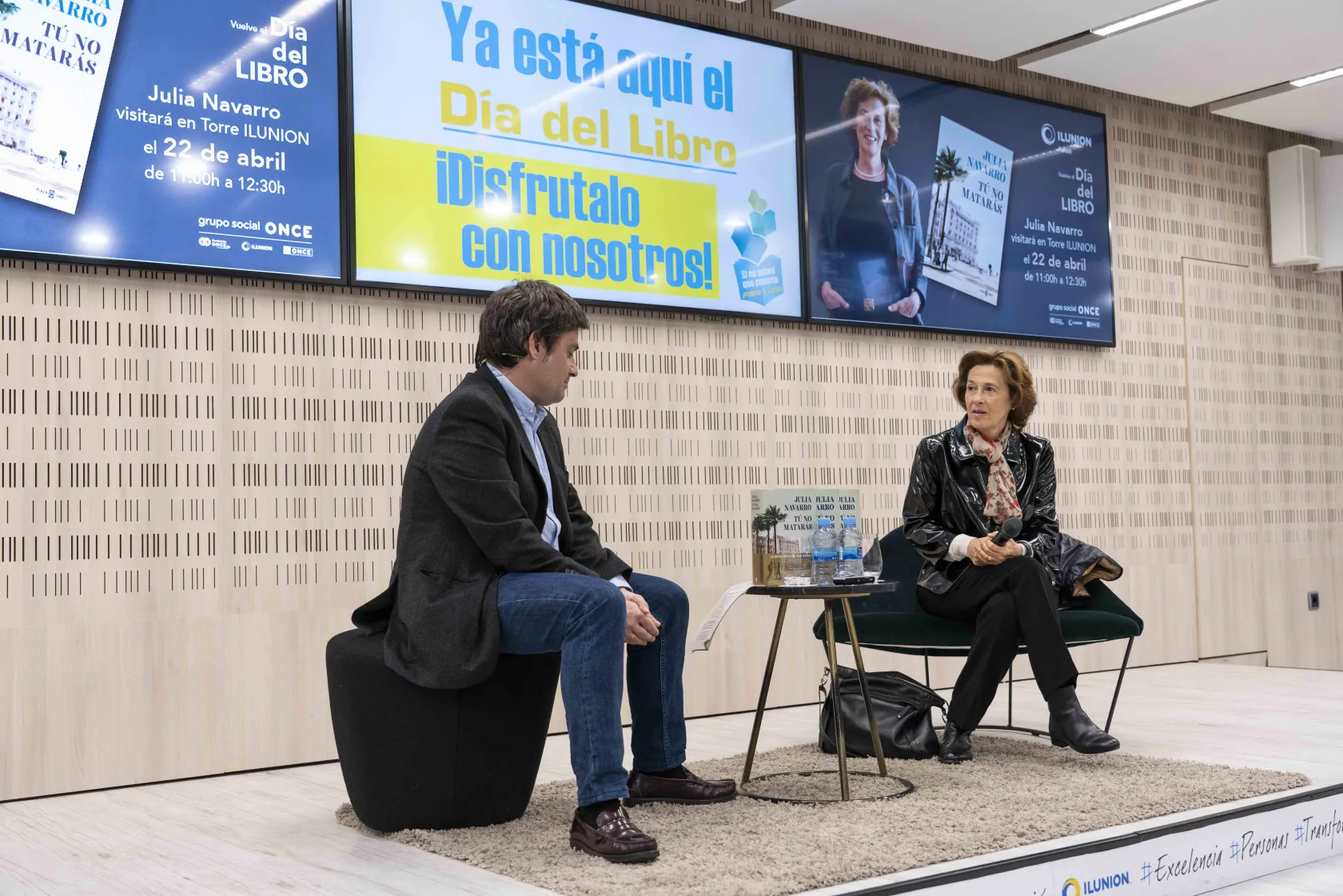 De izquierda a derecha: el periodista Ignacio Santa María y la escritora Julia Navarro durante el encuentro en el Auditorio de Torre ILUNION