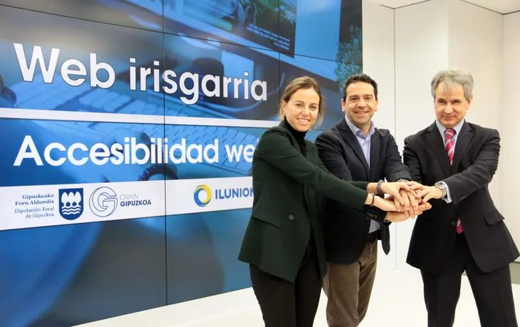 De izquierda a derecha: la Directora Gerente de Ilunion Tecnología y Accesibilidad, María Medina, el diputado de Gobernanza y Comunicación con la Sociedad, Imanol Lasa, y el director de Coordinación y Desarrollo, Jon Cortina