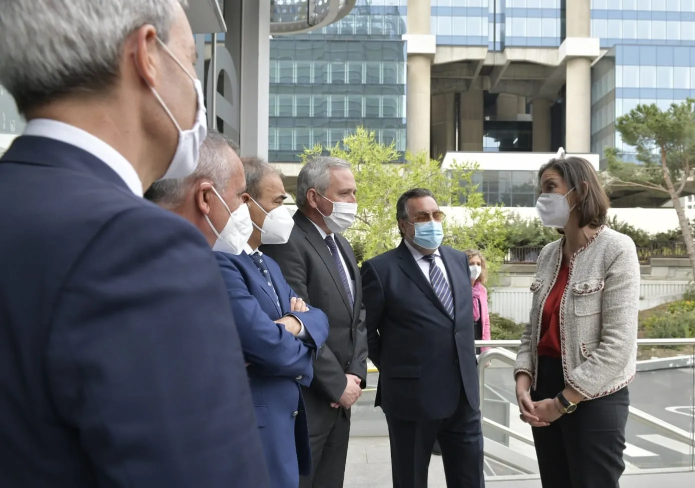 La ministra Reyes Maroto habla con Carballeda y Ucín, antes de la firma
