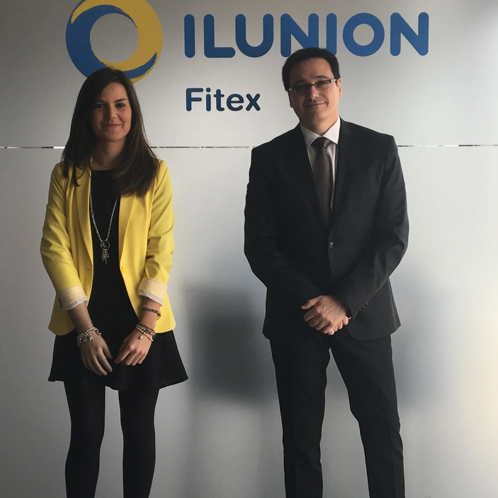 Fotografía en la que aparece de izquierda a derecha: responsable del departamento de Operaciones, Laura Generelo y el responsable de los centros de Contact Center BPO de ILUNION en Extremadura, Agustín Pérez