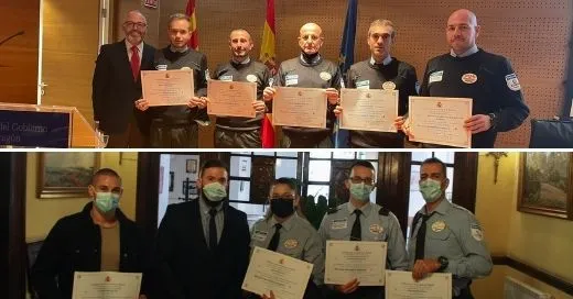 Dos fotografías de los vigilantes distinguidos mostrando sus menciones honoríficas