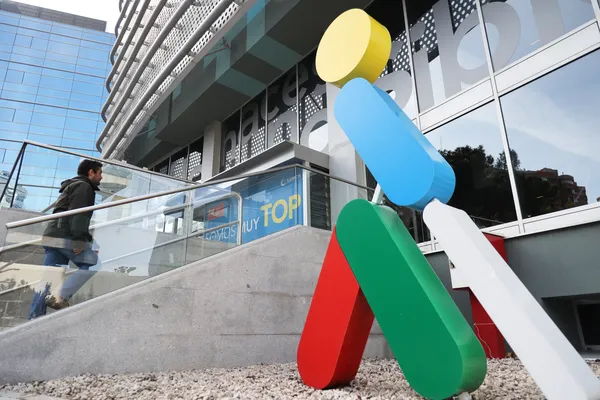 Imagen de Oncelio en la puerta de la sede de ILUNION