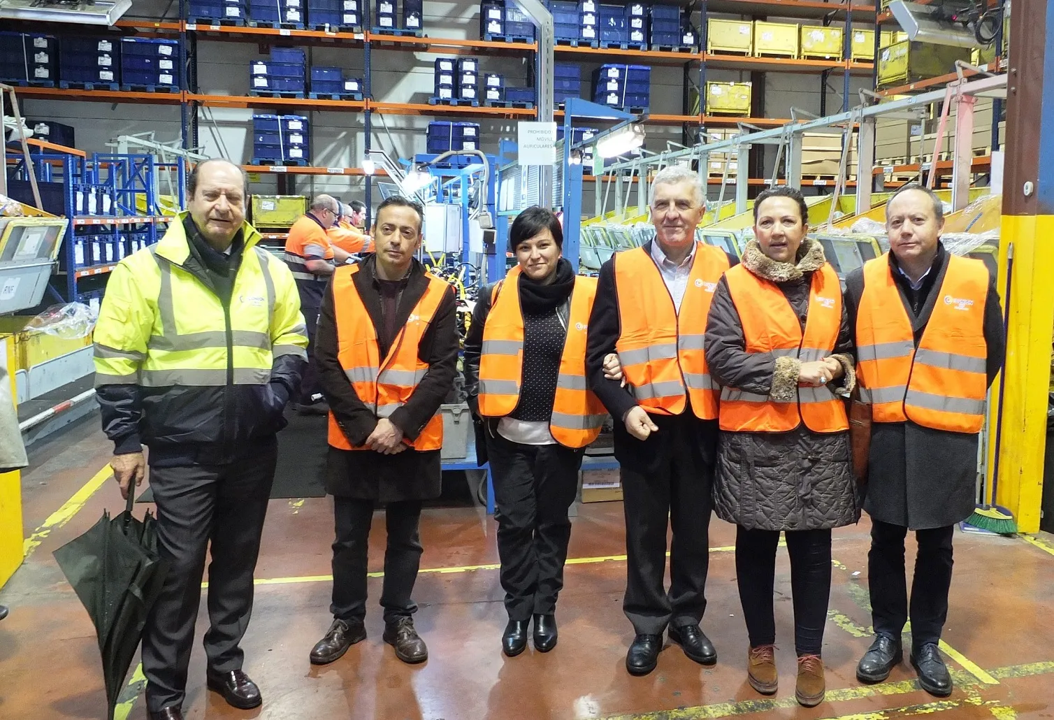 Fotografía de familia de la visita en la planta Modular Logística Valenciana 
