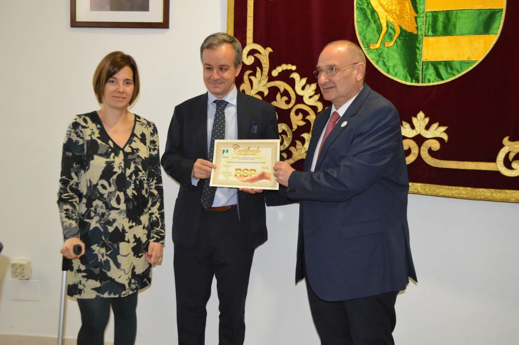 Foto del momento en el que el alcalde de Parla entrega el certificado otorgado a la residencia de ILUNION en Parla 