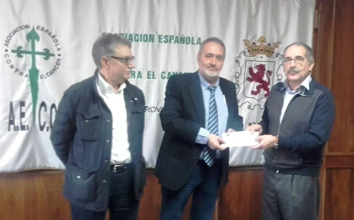 Momento de la entrega de la donación de ILUNION Reatail a la AECC