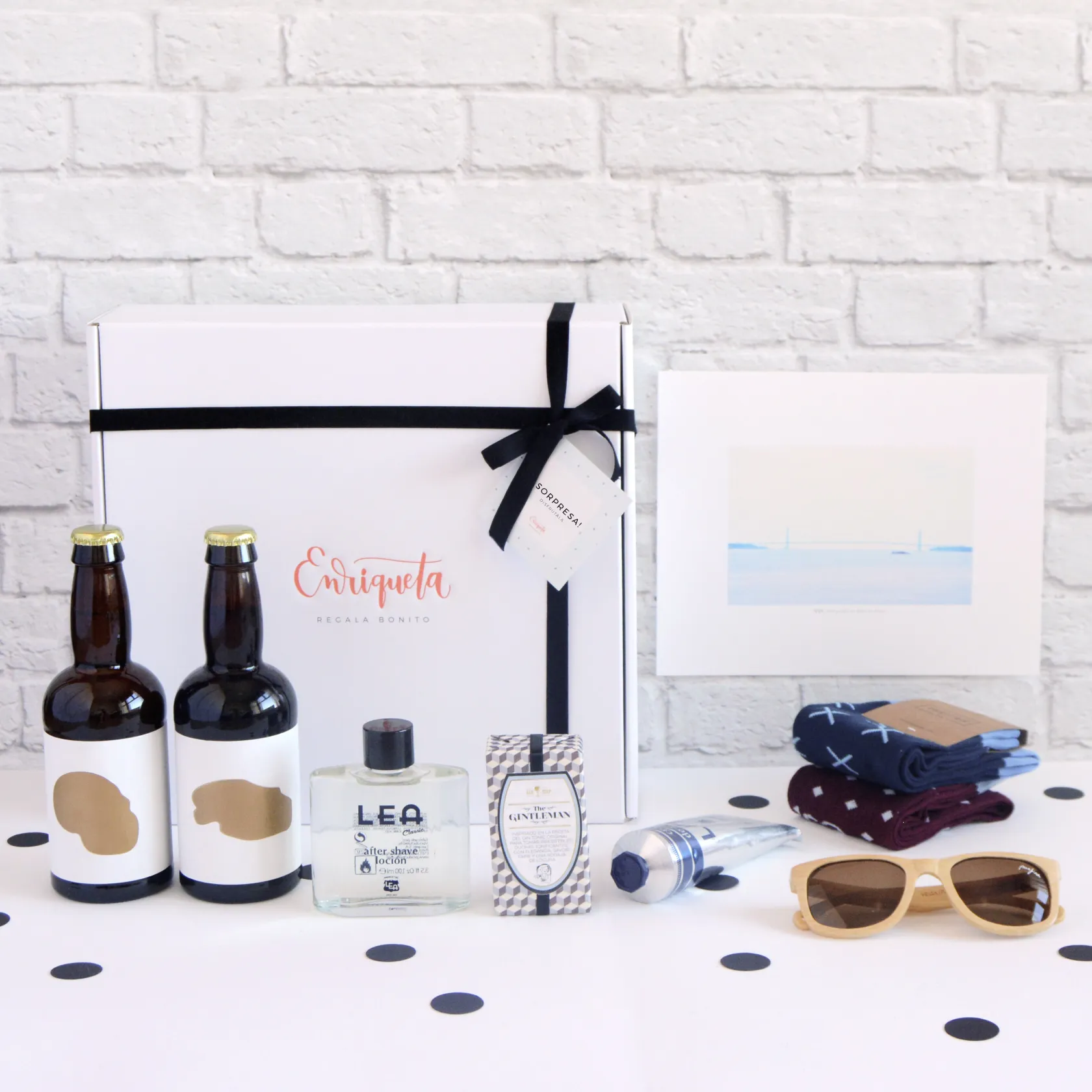 Fotografía de una de las cajas de regalo para hombre con calcetines y cerveza artesanal 