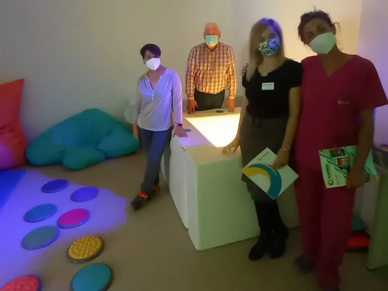 Miembros del equipo de ILUNION y de la congregación religiosa en la sala multisensorial