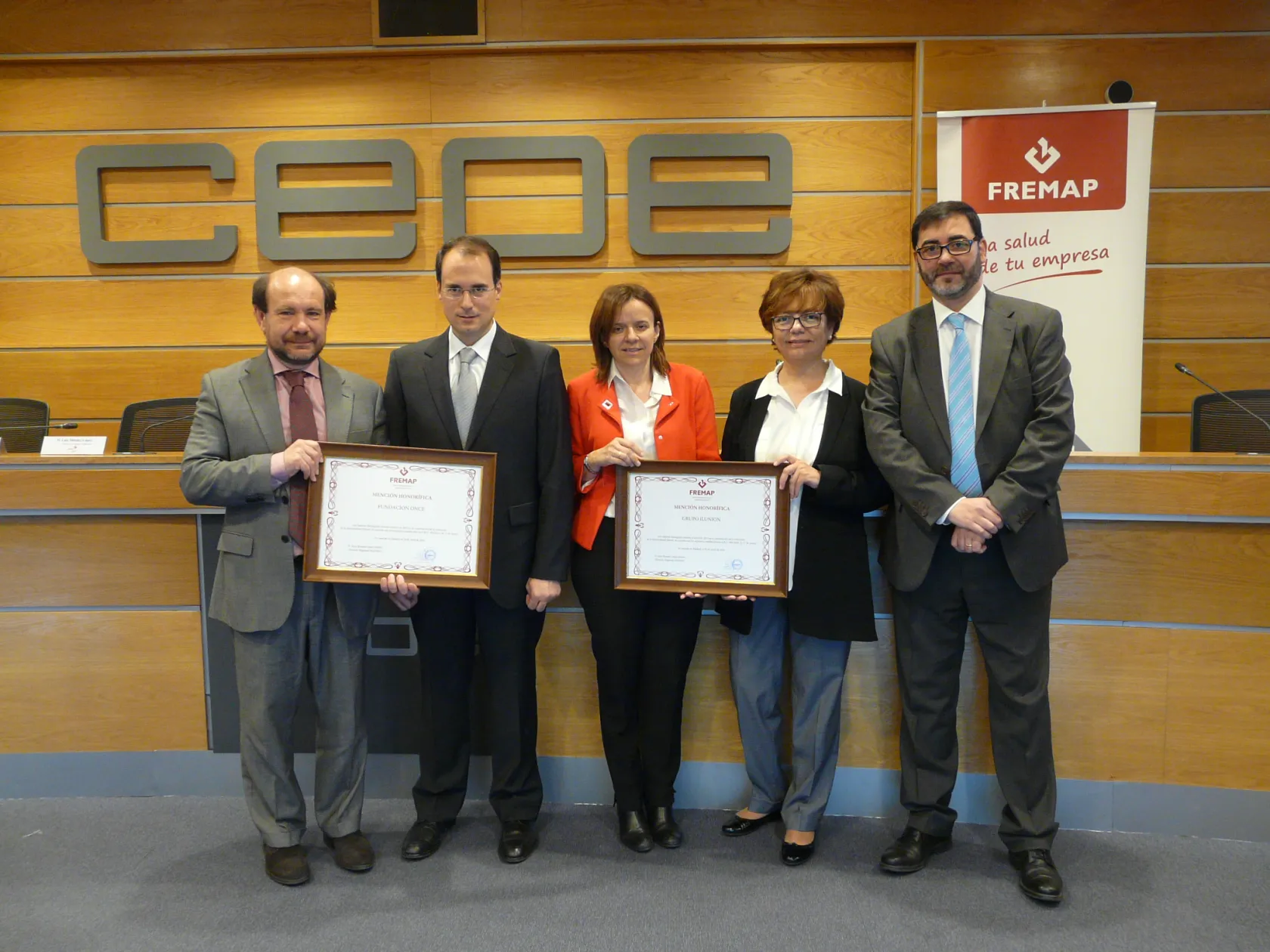 Foto de familia con los representantes de ILUNION que recogieron el certificado de FREMAP