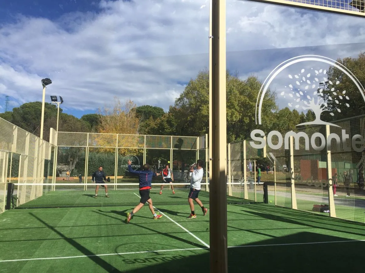 Fotografía de las pistas de padel del Club Deportivo Somontes 