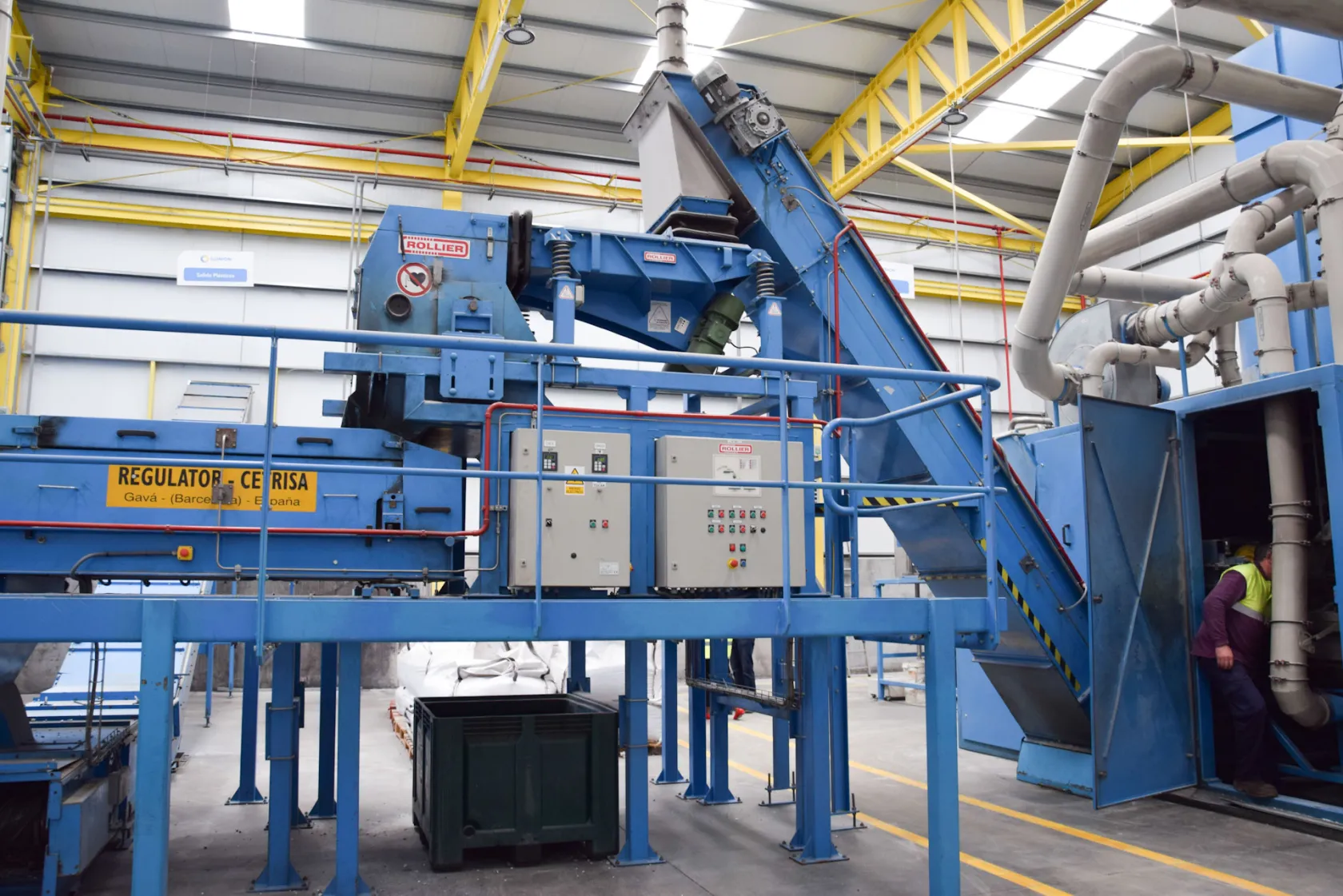 Imagen interior de la planta de reciclados de ILUNION en La Bañeza