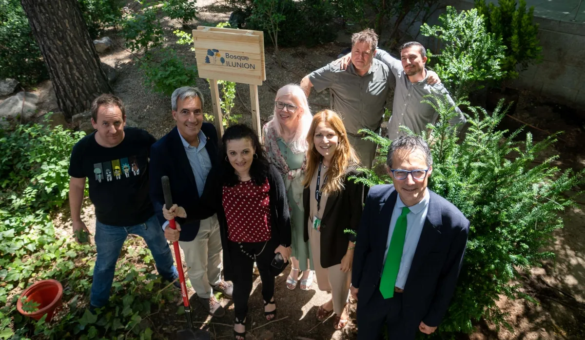 fotografía del acto de la plantación, en la que participó el CEO de ILUNION, Alejandro Oñoro (segundo por la izquierda), junto al equipo de Sostenibilidad del grupo y miembros de Sylvestris y del área de Jardinería de ILUNION.