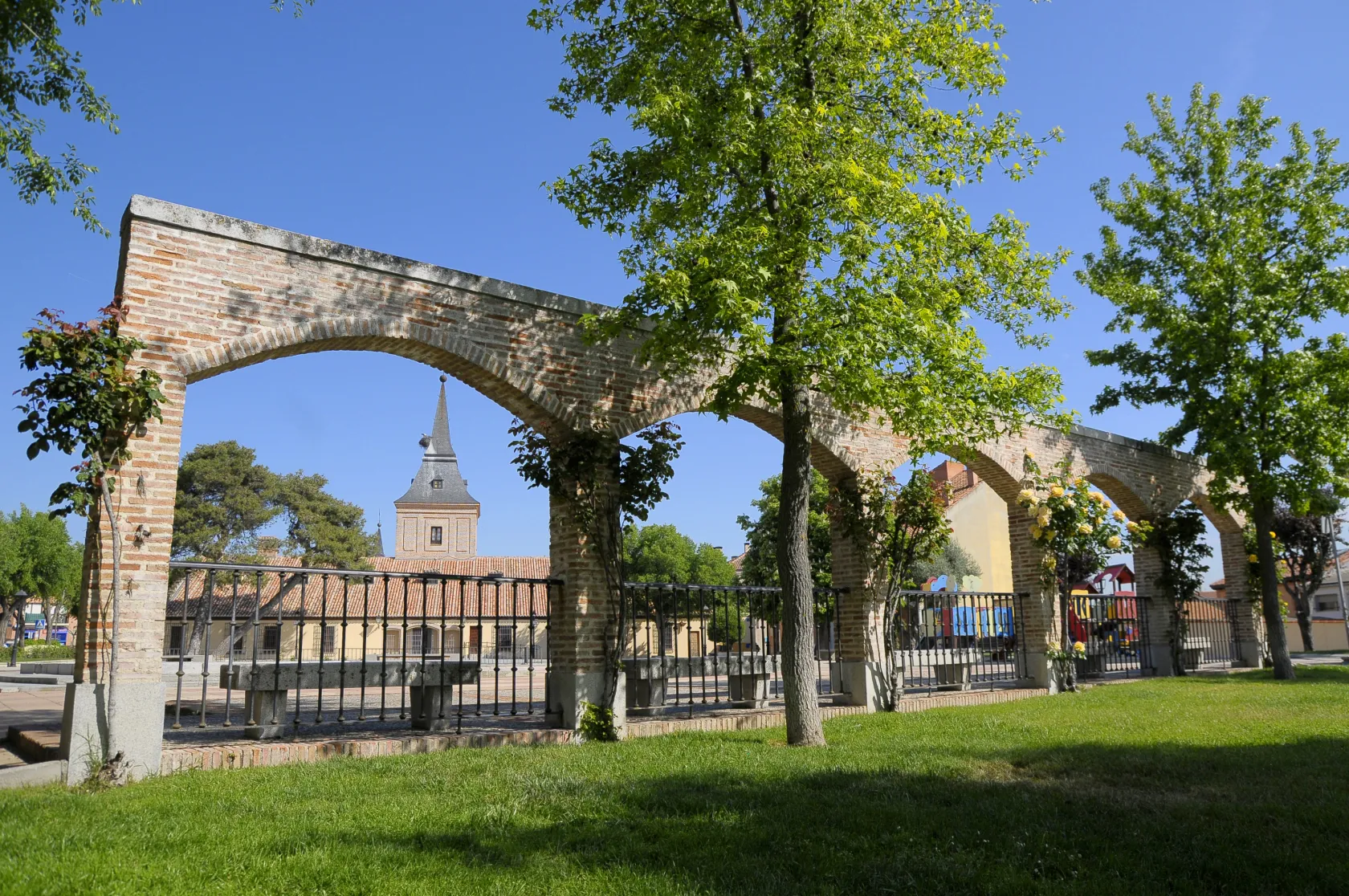 Plaza de los arcos de Sevilla La Nueva 