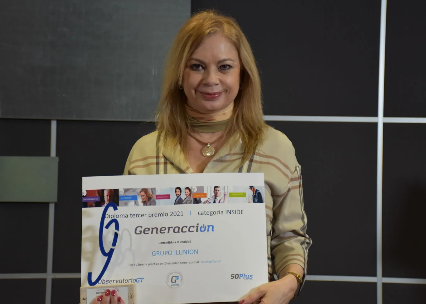 La jefa del Departamento de Diversidad y Marca Empleadora, Susana Moreno, sostiene con una sonrisa el diploma acreditativo del premio entre las manos