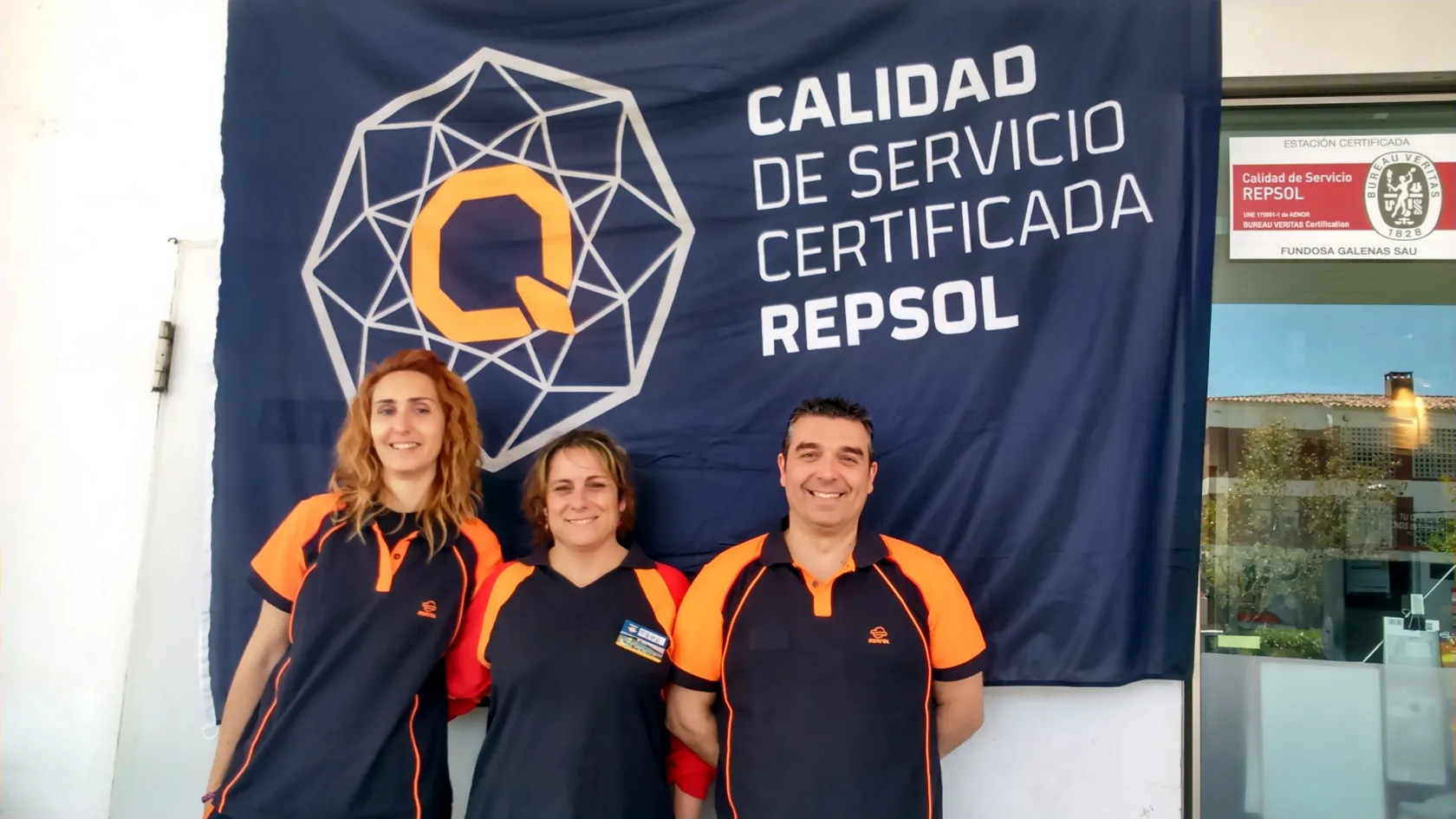 Trabajadores de la tienda ILUNION en la Estación de Servicio de Cubelles, premiada por Repsol