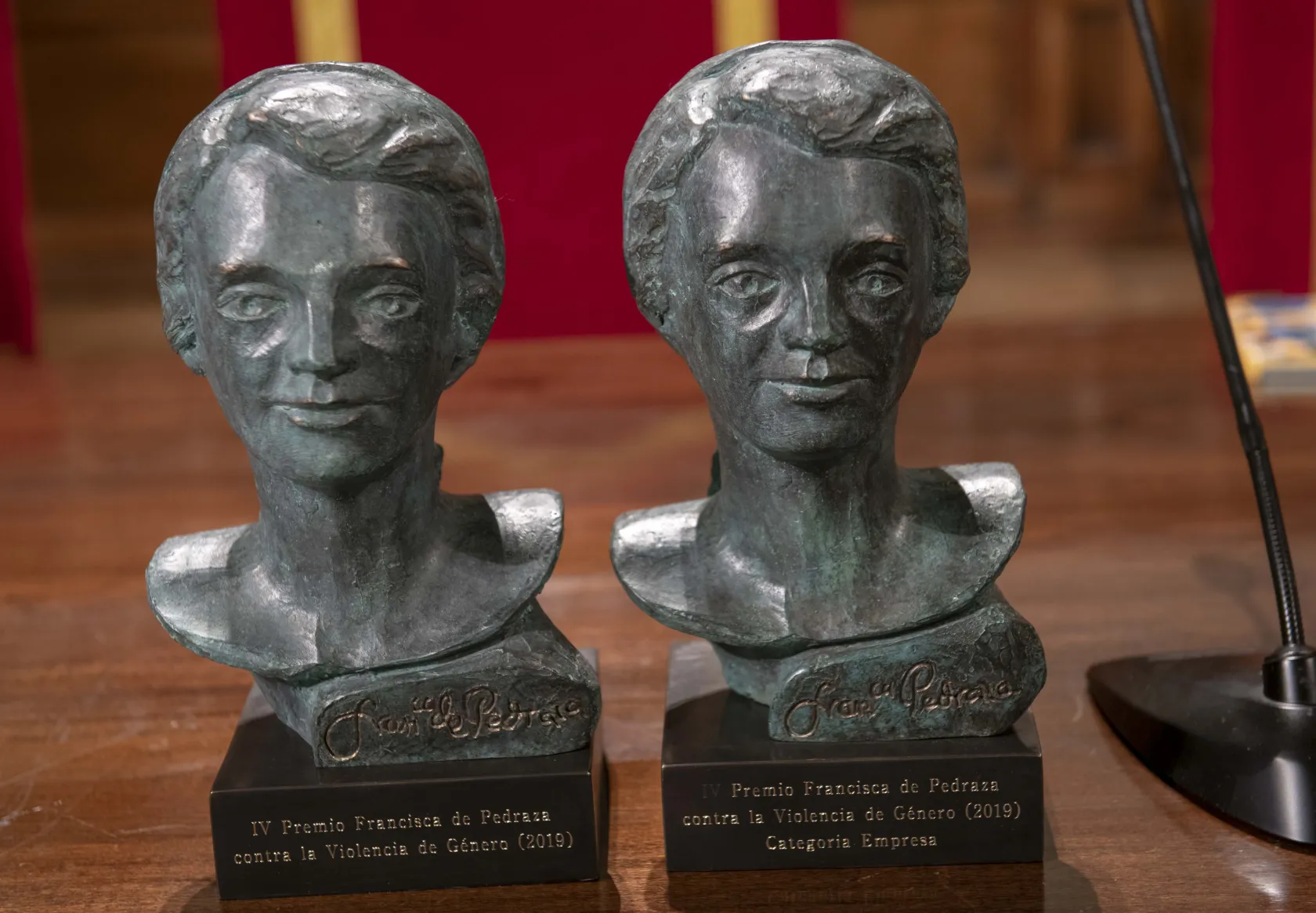 Fotografía de las estatuillas de los premios Francisca de Pedraza.