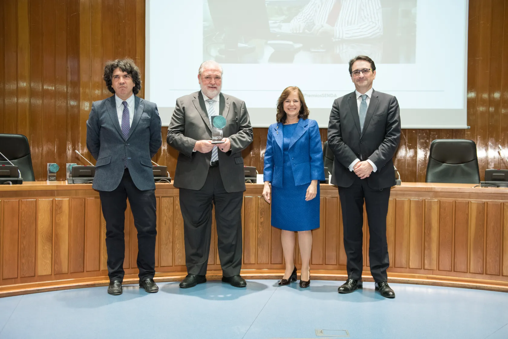 Fotografía en la que aparece el director general de ILUNION Sociosanitario, Pablo Martín, con el Premio SENDA Profesional del Sector