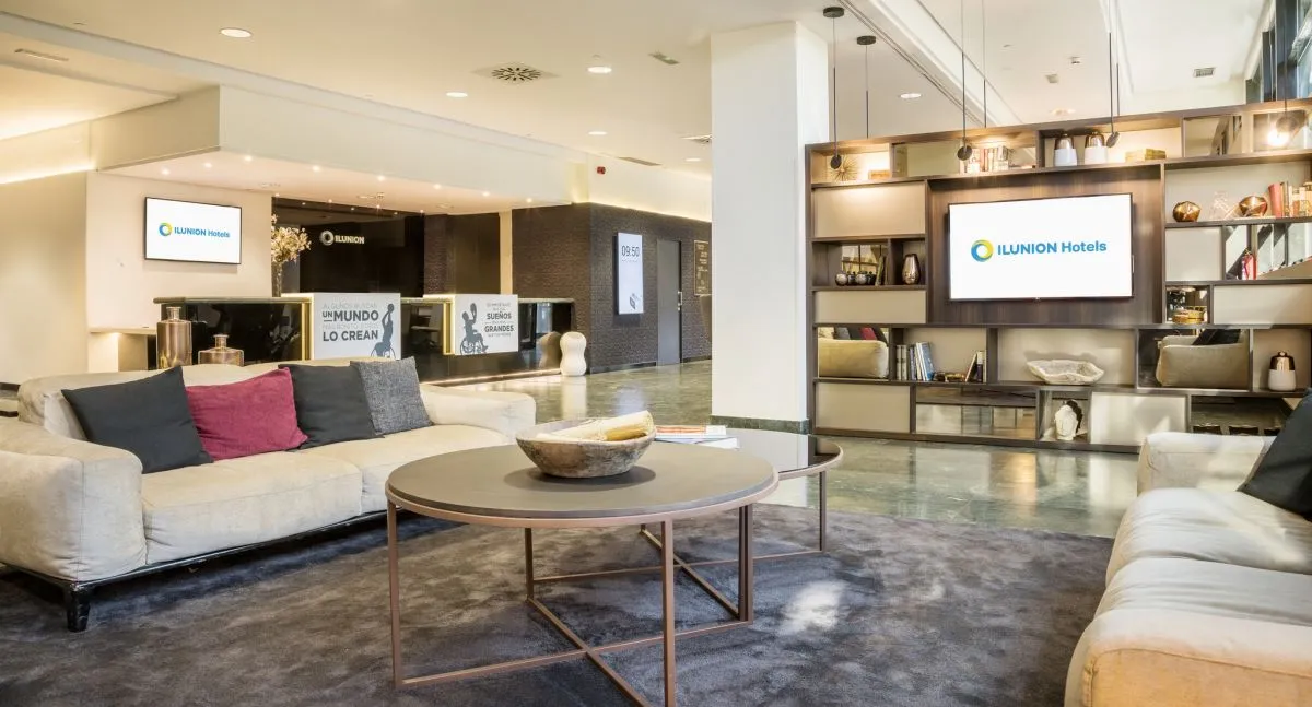 Imagen del hall y la recepción del hotel ILUNION Pío XII