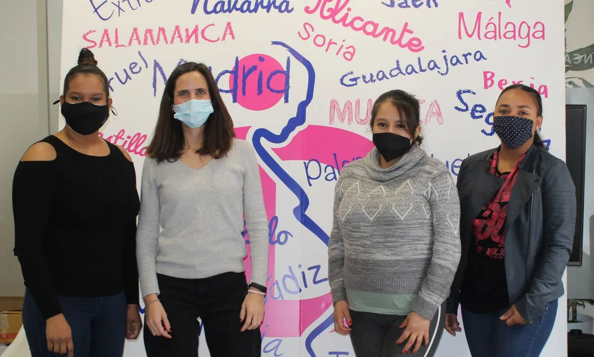 Cuatro mujeres delante de un panel de REDMADRE
