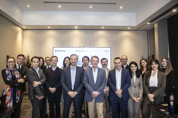Foto de familia de la reunión "Aliados por el cambio" celebrada entre ILUNION Hotels y algunos de sus clientes