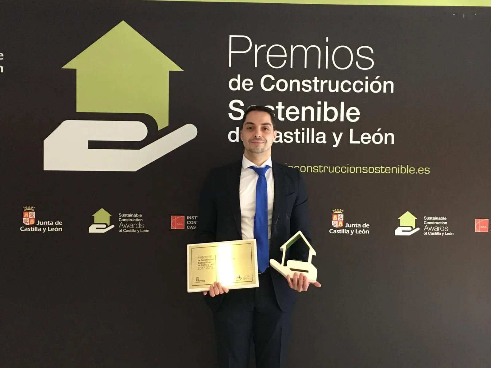 Roberto Torena, director del área de Experiencia, Transformación e Innovación Digital de ILUNION Tecnología y Accesibilidad, tras recoger el premio Construcción Sostenible de Castilla y León  