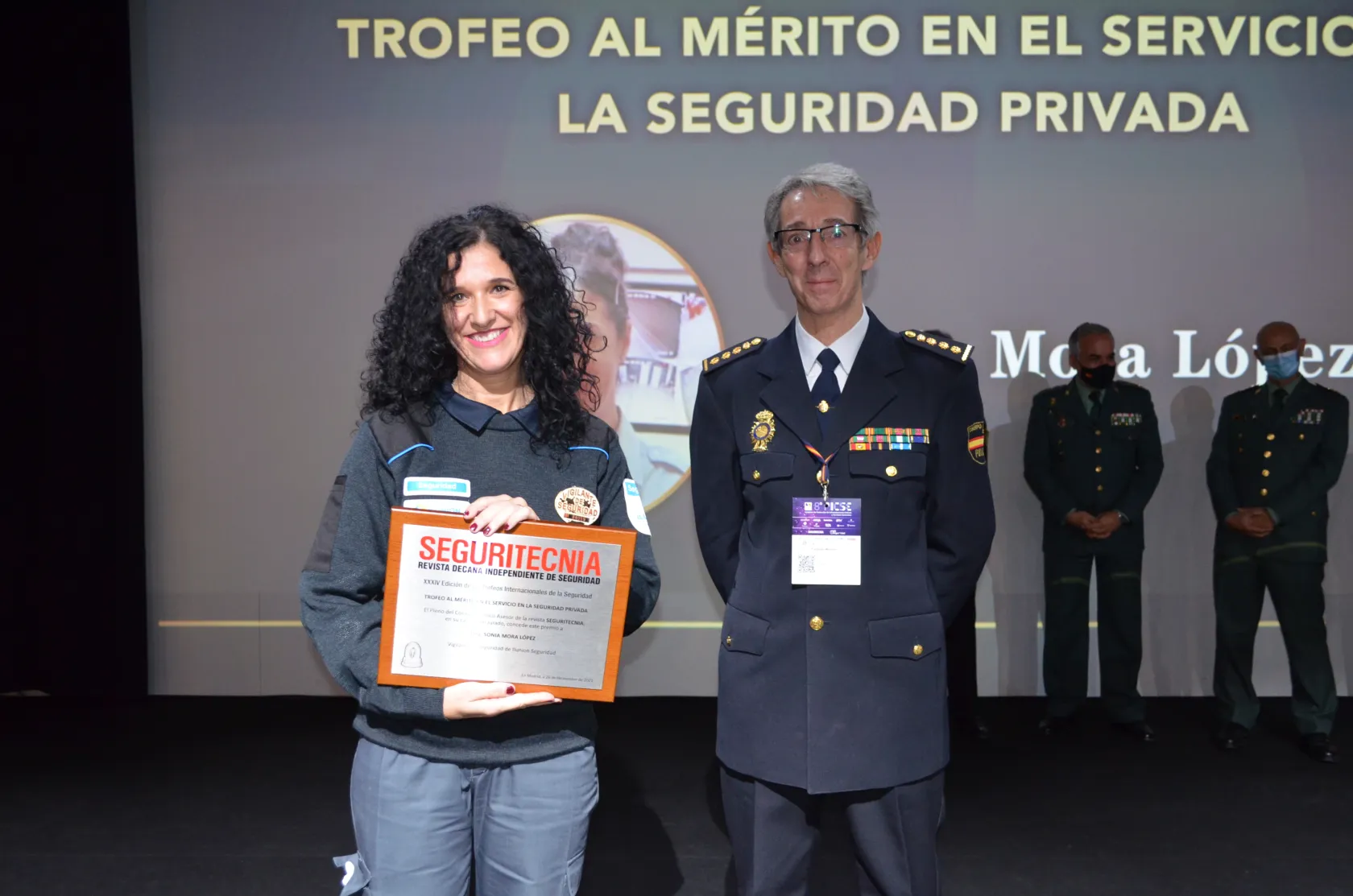 Sonia Mora recoge el premio concedido por la revista Seguritecnia