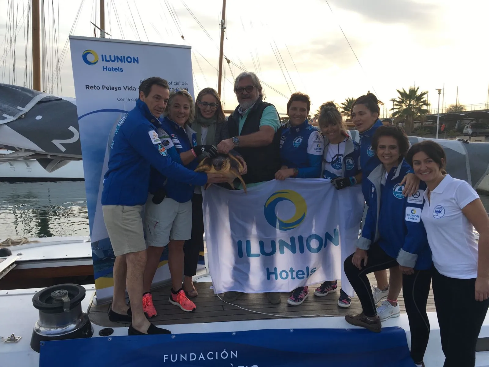Foto de familia con la tortuga ILUNON antes de devolverla al mar