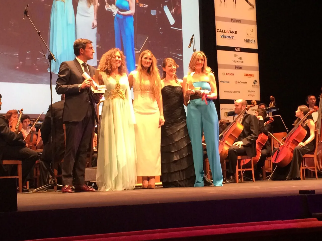 Susana Sánchez, directora general de ILUNION Contact Center recogiendo el galardón