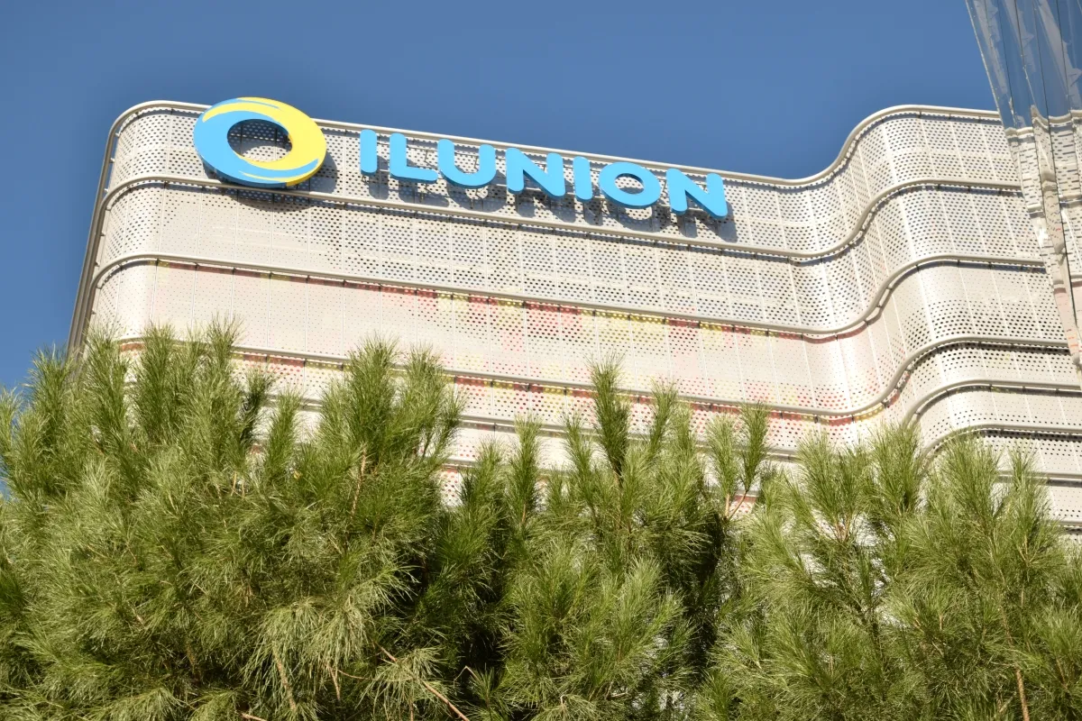 Detalle del rótulo de ILUNION en la fachada de Torre ILUNION