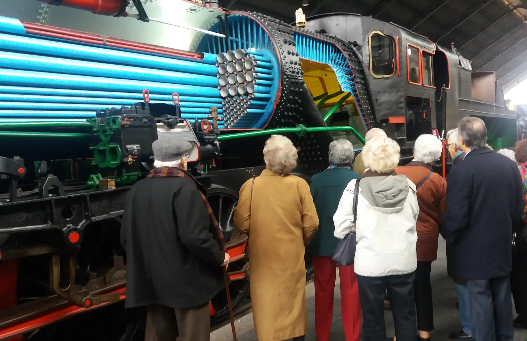 Grupo de personas mayores en uno de los momentos de la visita al Museo del Ferrocarril