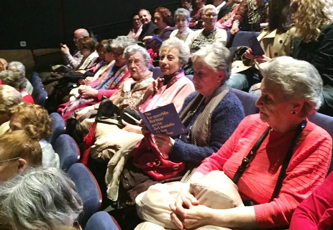 Usuarios del servicio de teleasistencia de Madrid en el teatro