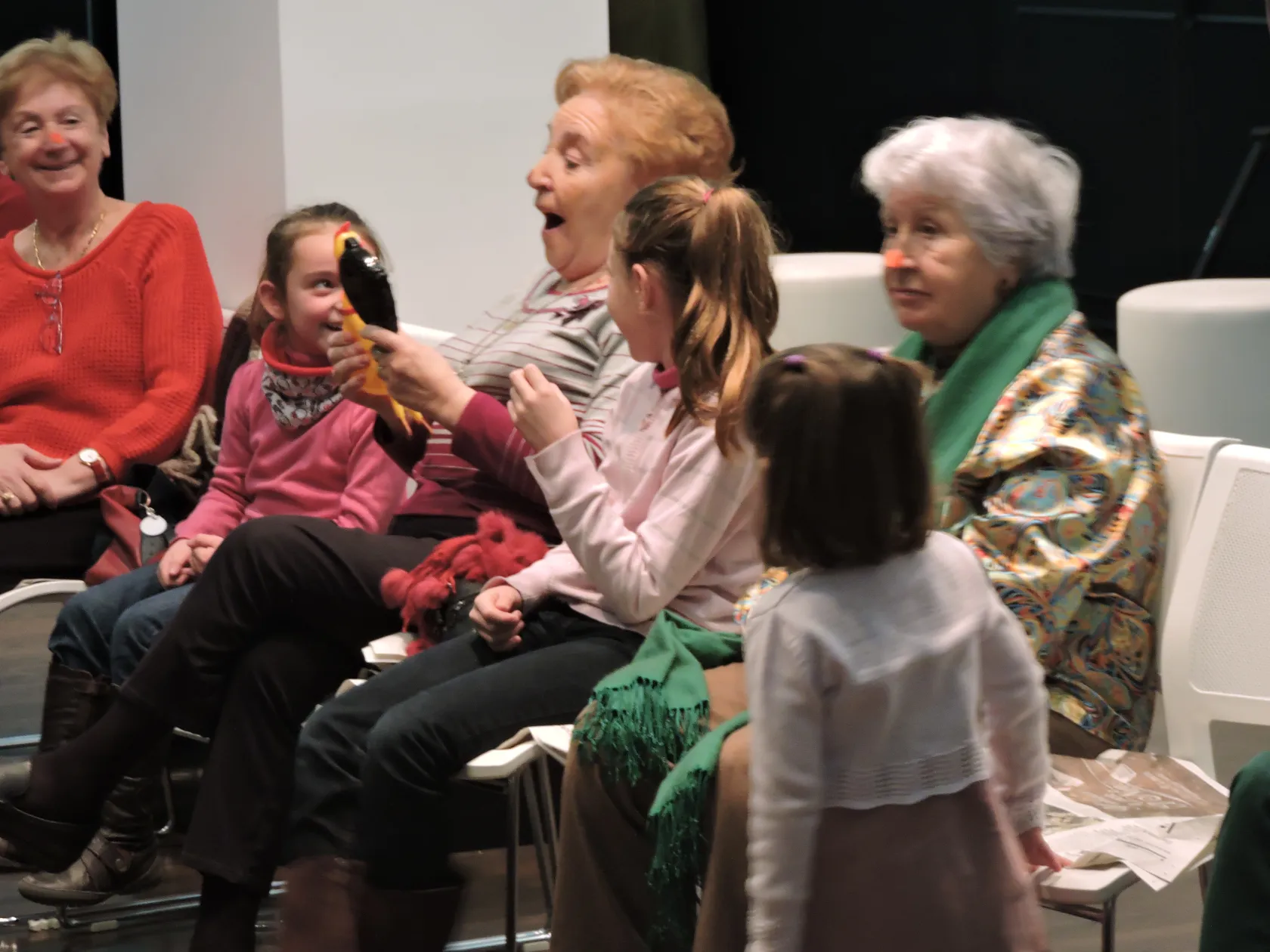 Usuarios del servicio de teleasistencia de ILUNION Sociosanitario junto a sus nietos