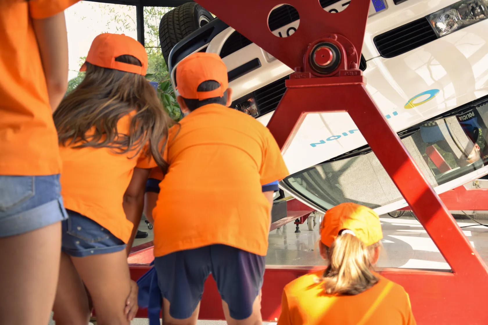 Varios niños observan atentamente el simulacro de vuelco