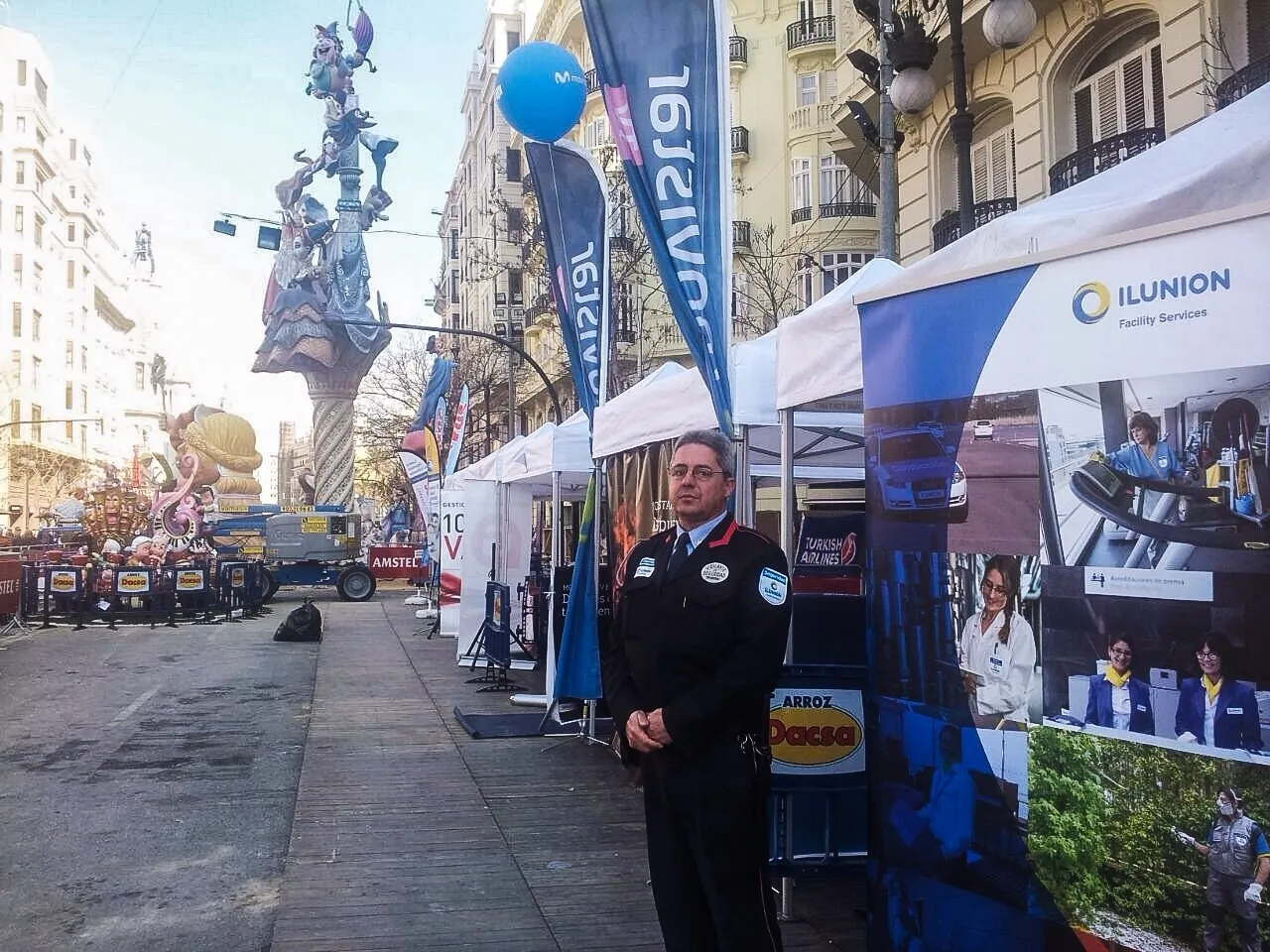 Vigilante de ILUNION frente a una Falla de Valencia