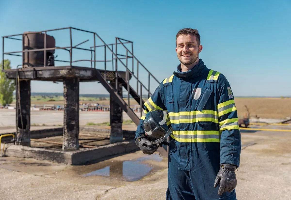 Un alumno de Vigiles con uniforme de bomero en las instalaciones de la escuela de fuego de ILUNION