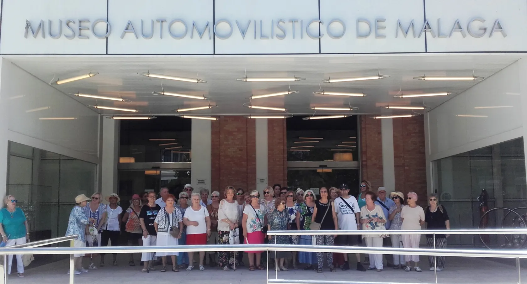 Usuarios del servicio de teleasistencia de Torremolinos conocen  joyas de la automoción 