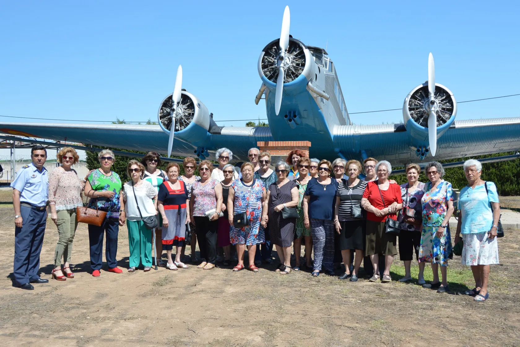 Una veintena de personas mayores visitan la escuela militar de paracaidistas en Alcantarilla