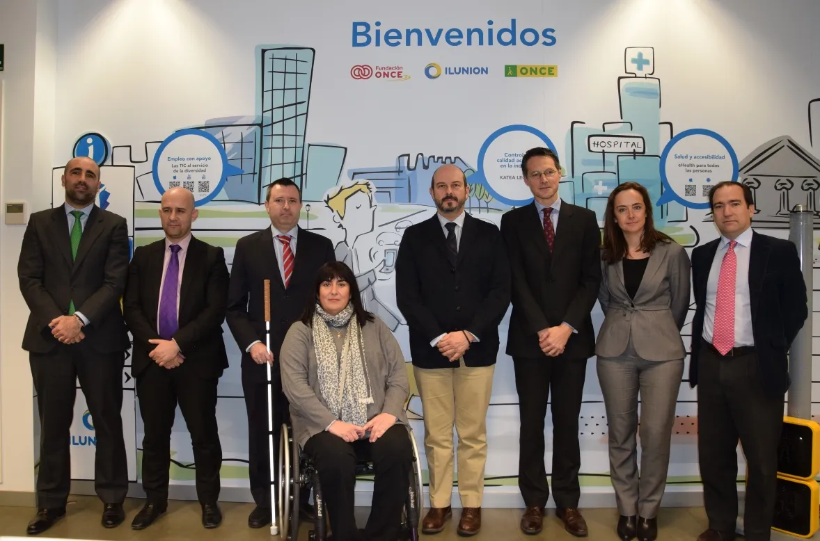 Foto de familia del consejero de Transportes, Vivienda e Infraestructuras de la Comunidad de Madrid, Pedro Rollán, con representantes de ILUNION y CERMI