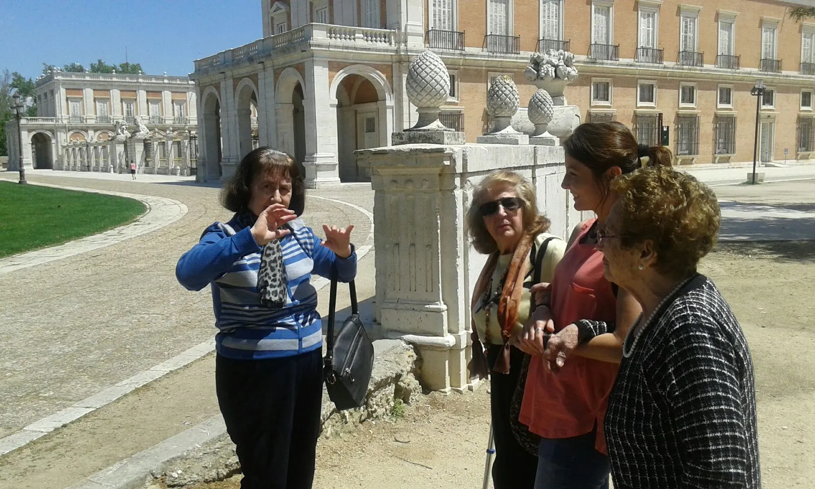 Visita de mayores con apoyo psicosocial al Palacio de Aranjuez