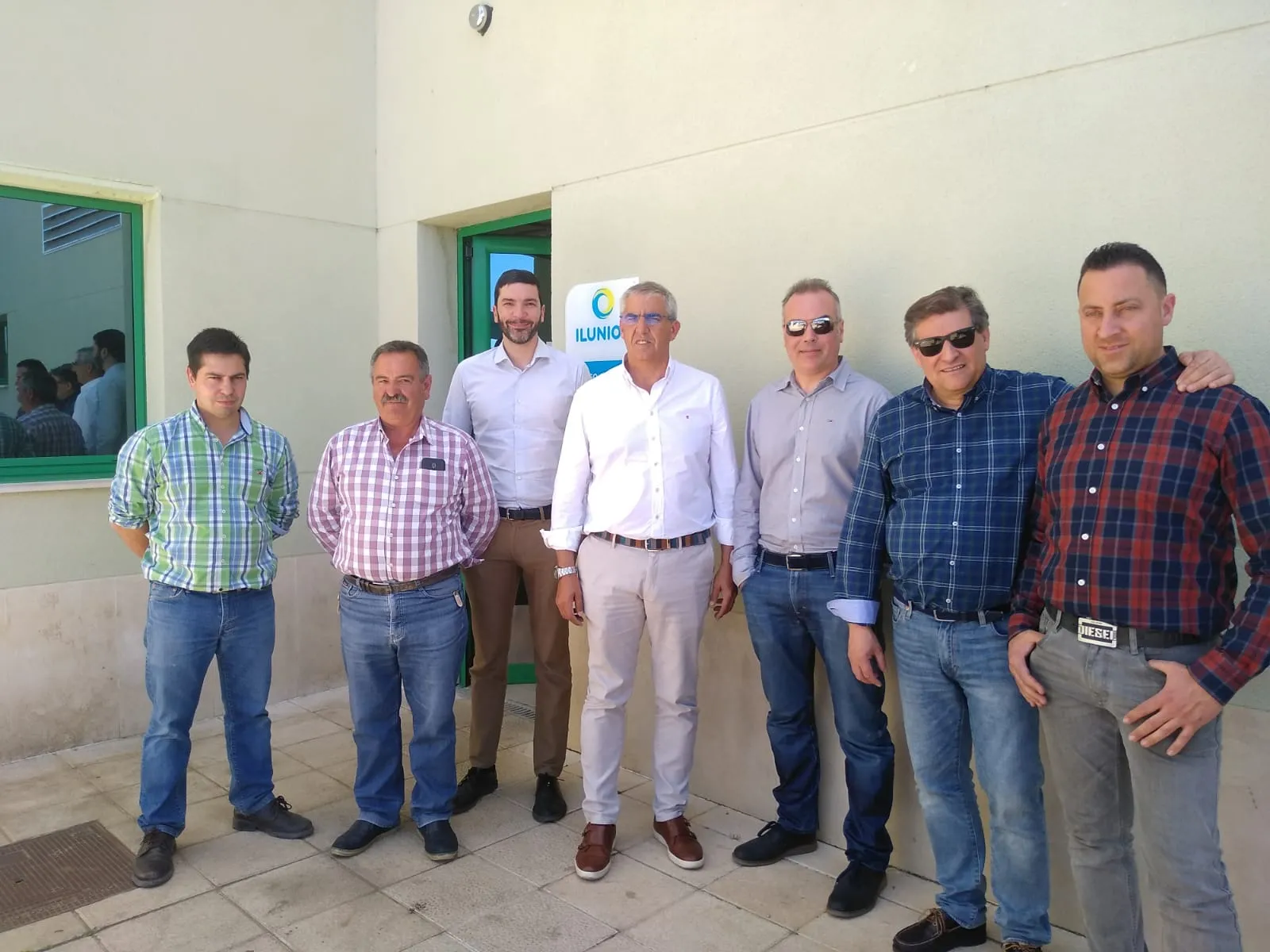 Fotografía de los representantes durante la visita a la planta 