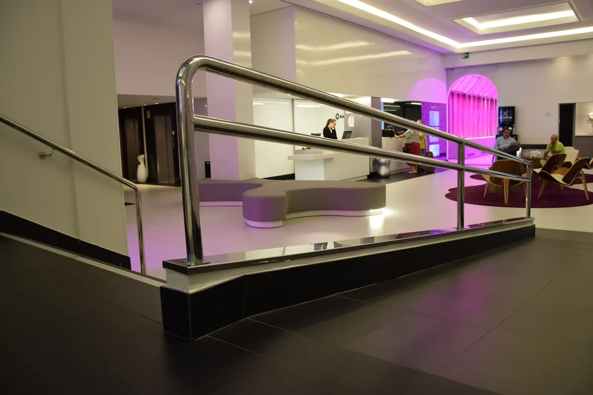 Fotografía de la recepción de un hotel ILUNION