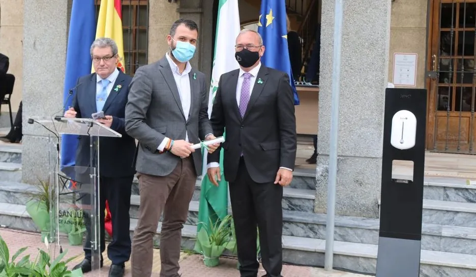 El director del hotel, Manuel Jiménez, recogiendo el premio 