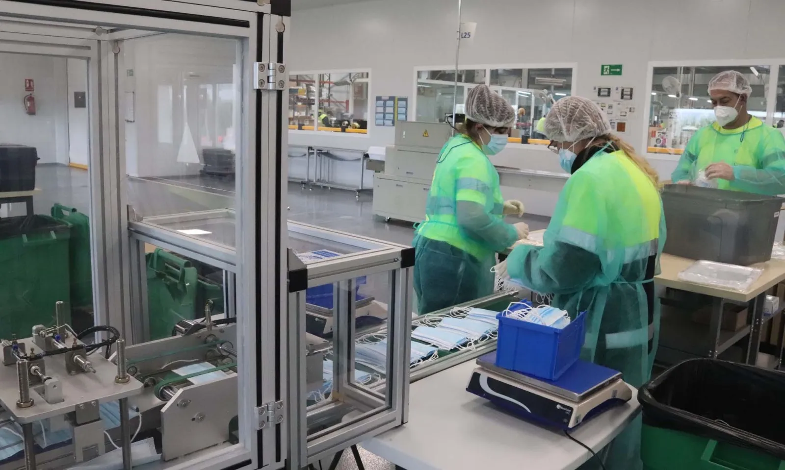 Imagen de varios operarios durante la fabricación de las mascarillas